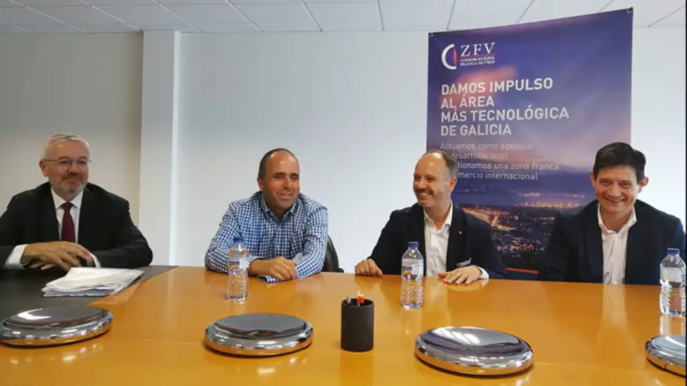 David Regades (2&ordm; por la derecha) junto a los directivos de Marine Instruments.