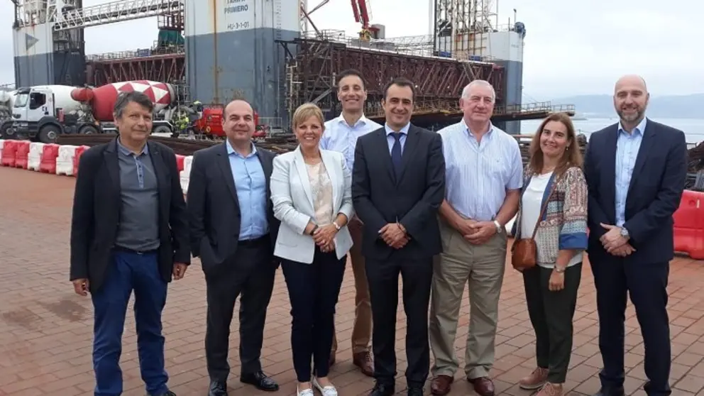 Delegaci&oacute;n del Puerto de Aberdeen y de Dragados junto a representantes de la Autoridad Portuaria de A Coru&ntilde;a, en Punta Langosteira.