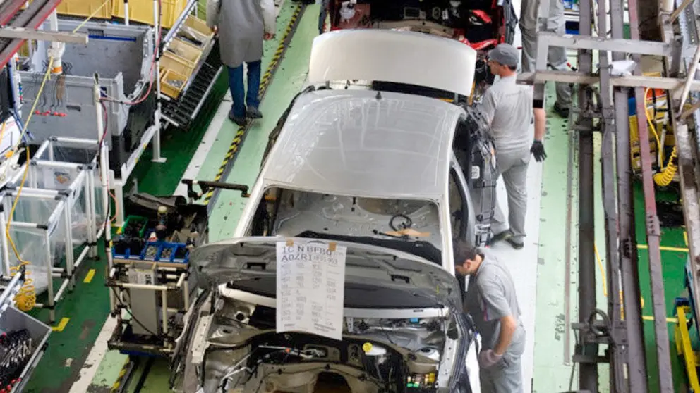 Trabajadores en la f&aacute;brica de PSA en Vigo./V.CAMESELLE.