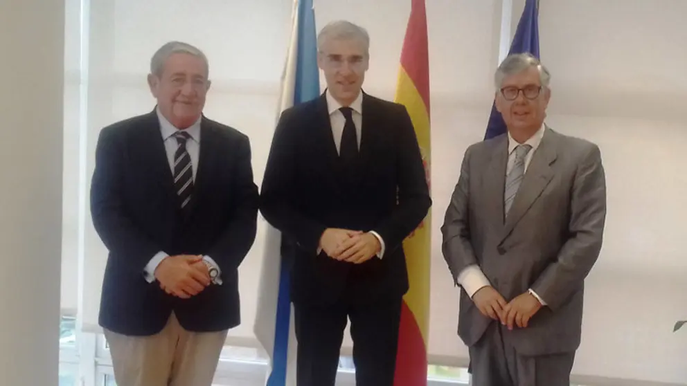 El presidente de Anfaco, el conselleiro de Econom&iacute;a y el secretario general de Anfaco, en la reuni&oacute;n en San Caetano.
