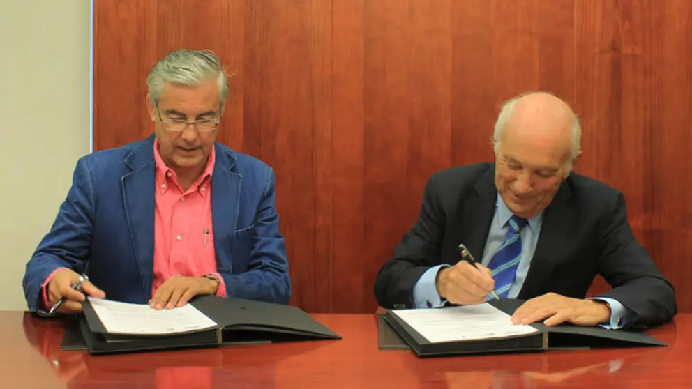 Jaime Rodr&iacute;guez-Arana Mu&ntilde;oz y  Antonio Fontenla Ramil firmaron el acuerdo de colaboraci&oacute;n.