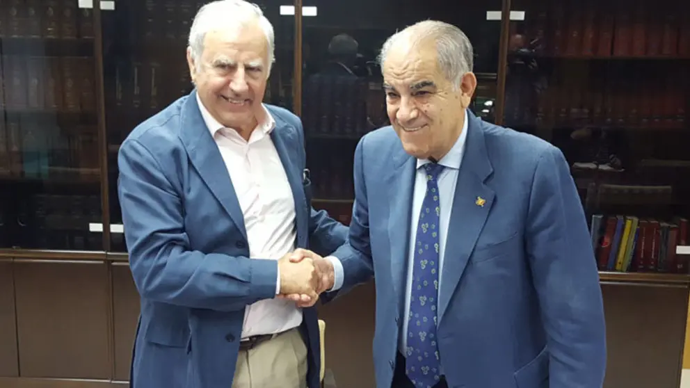 Juan Gil de Araujo y Jos&eacute; Garc&iacute;a Costas sellaron el acuerdo entre la D.O. R&iacute;as Baixas y la C&aacute;mara de Comercio.