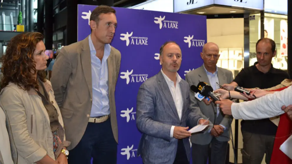 El delegado de Zona Franca, David Regades, atendi&oacute; a los medios en el Centro Comercial A Laxe.