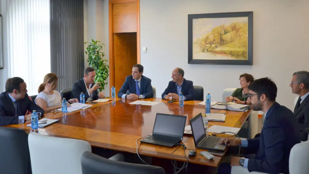 El delegado de la Zona Franca con  representantes de Ceaga.