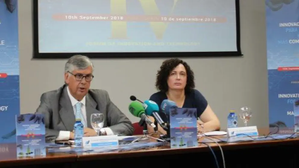 Eel secretario de ANFACO, Juan Vieites, y la directora xeral de Pesca, Acuicultura e Innovaci&oacute;n Tecnol&oacute;xica, Mercedes Rodr&iacute;guez, presentaorn el foro.