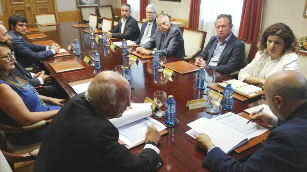 El Comit&eacute; Ejecutivo de la CEC junto al delegado del Gobierno, Javier Losada (derecha).