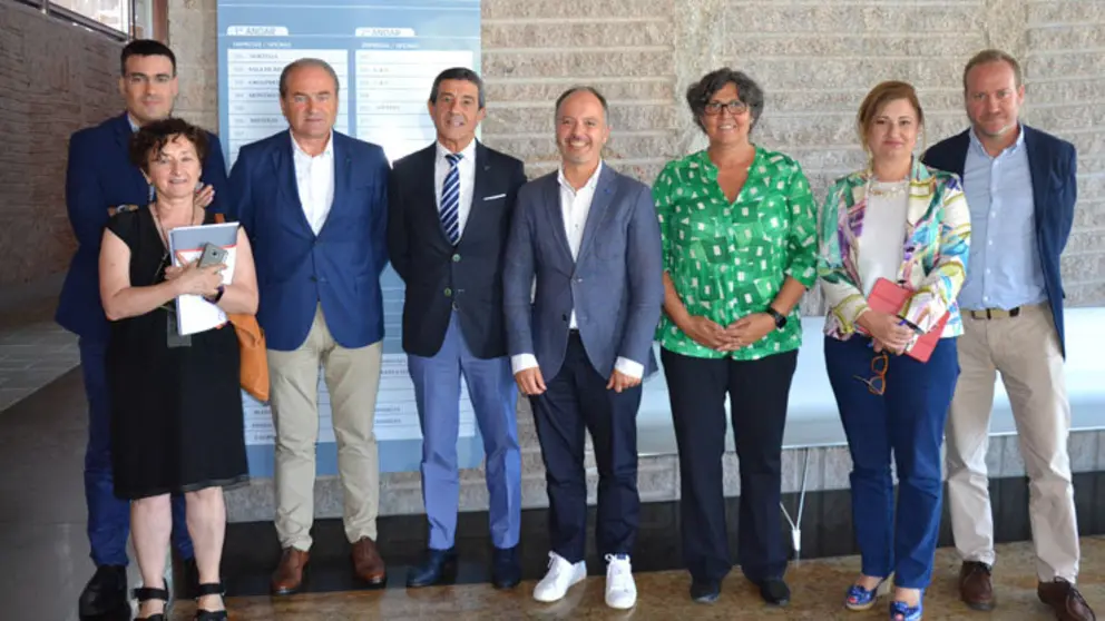 El delegado de Zona Franca, David Regades (centro) fue recibido en el pol&iacute;gono de A Granxa por la alcaldesa de O Porri&ntilde;o, Eva Garc&iacute;a (a su izquierda), y representantes de la asociaci&oacute;n de empresarios.