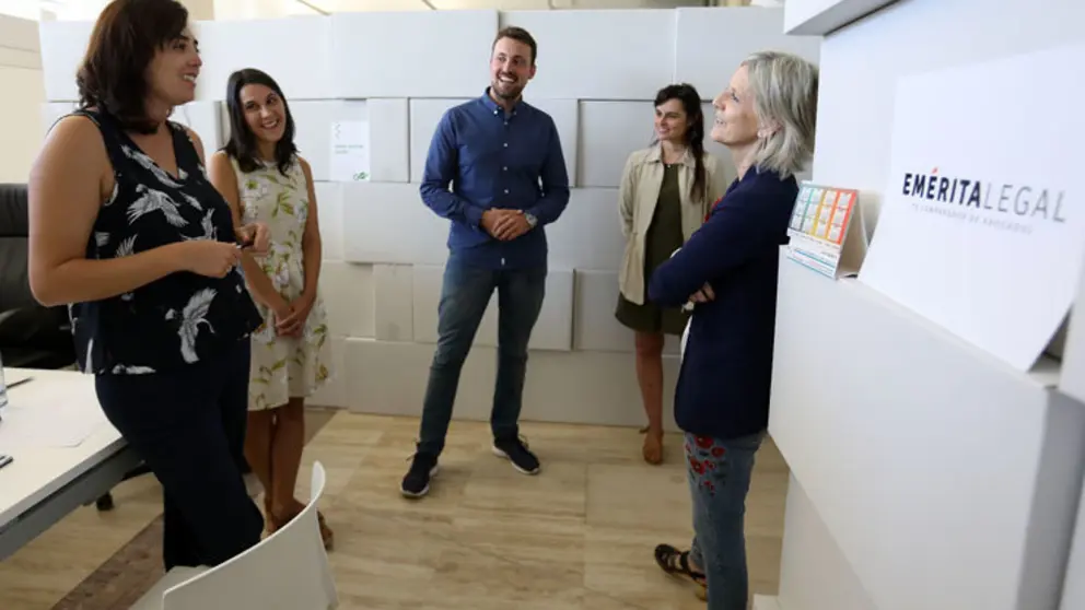Covadonga Toca (derecha) en la visita a la empresa Em&eacute;rita Legal./A.VARELA.