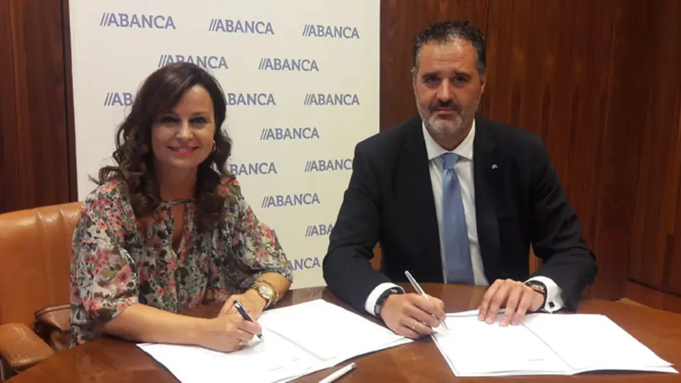 Beatriz G&oacute;mez e Rub&eacute;n Saavedra rubricaron o acordo entre a Federaci&oacute;n de Comercio de Ourense e Abanca.