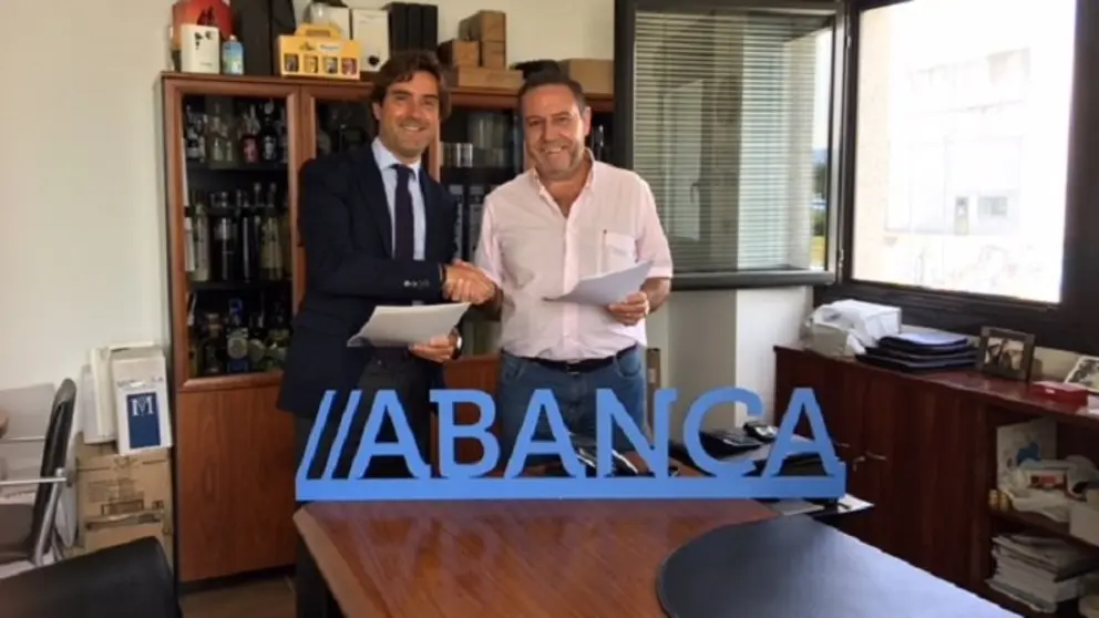 Diego Fern&aacute;ndez y Eduardo Cid firmaron el acuerdo entre Abanca y la Asociaci&oacute;n de Empresarios de Pereiro.