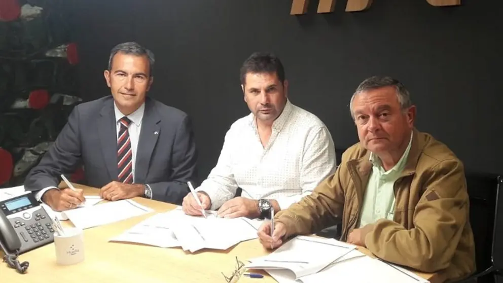 El director de zona de Abanca en Betanzos/Eume, Jos&eacute; Ulfe Bugallo, con los directivos de la asociaci&oacute;n "O Cruceiro" de Fene.