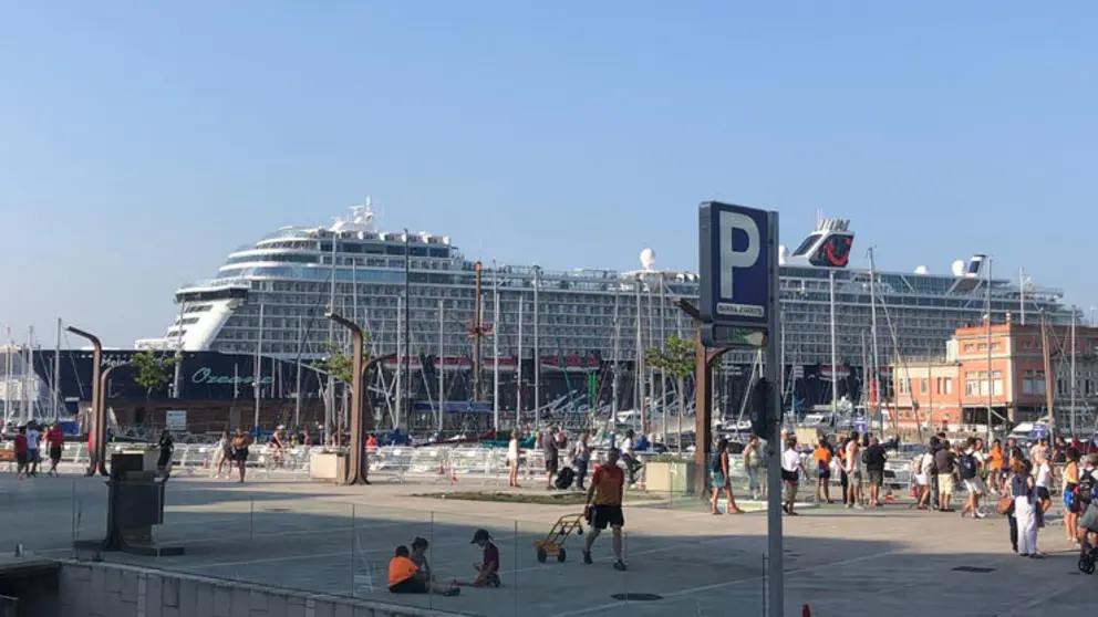 El "Mein Schiff 1 New" en el Muelle de Transatl&aacute;nticos del Puerto de A Coru&ntilde;a.