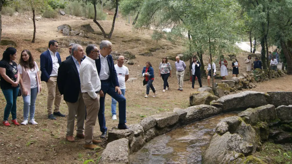 Francisco Conde visit&oacute; en San Cibrao das Vi&ntilde;as (Ourense) las actuaciones desarrolladas por el obradoiro de emprego Terra de mosteiros 2017./P.L.