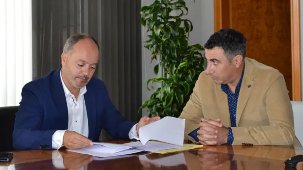 El delegado David Regades y el teniende de alcalde de Caldas de Reis, Manuel Gonz&aacute;lez Mart&iacute;nez.