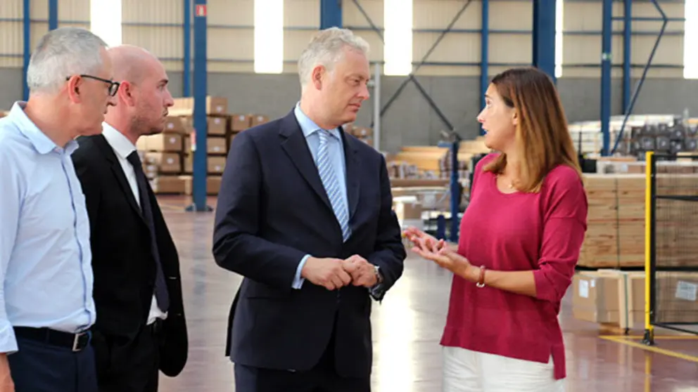 De izquierda a derecha, Raquel Cortizo (directora general), Simon Manley (embajador), Al&eacute;n Fern&aacute;ndez (gerente internacional) y Juan Manuel Vivanco (gerente).