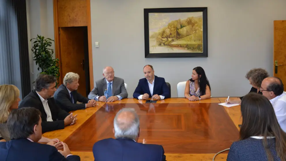 Reuni&oacute;n entre Zona Franca de Vigo y C&iacute;rculo de Empresarios de Galicia; en el centro, David Regades y Patricia Garc&iacute;a.