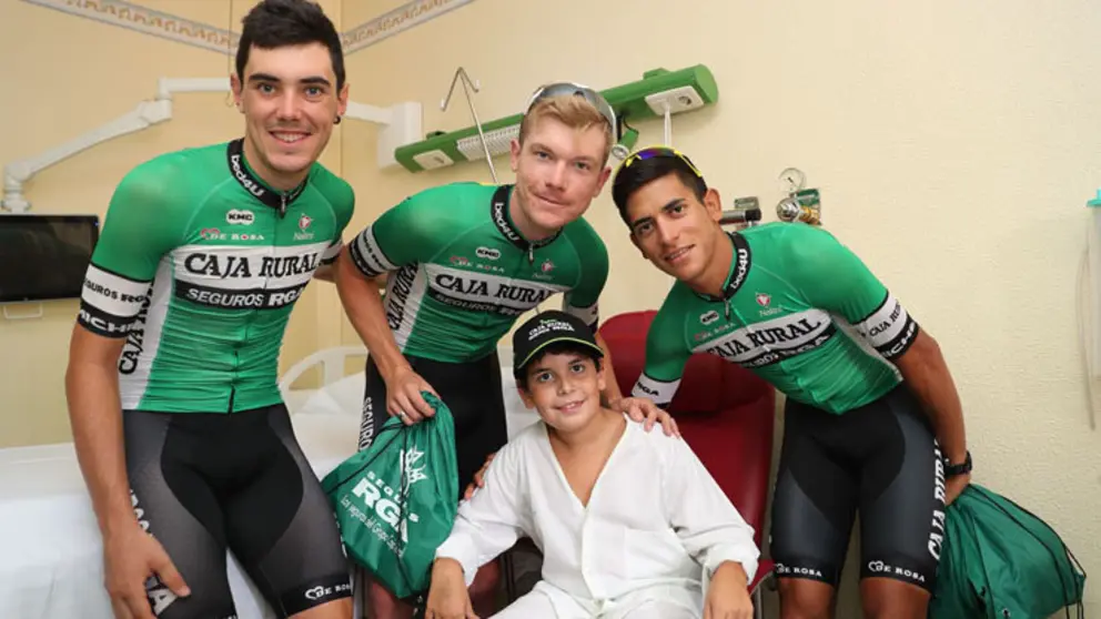 Integrantes del equipo Caja Rural-Seguros RGA, que lleva a&ntilde;os destacando por ser el equipo m&aacute;s solidario del pelot&oacute;n, aprovech&oacute; la primera jornada de descanso de La Vuelta 2018 para hacer una visita a los ni&ntilde;os ingresados en el hospital de Salamanca.