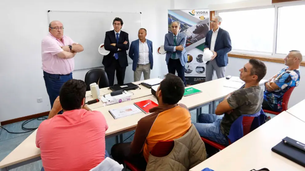 Francisco Conde visit&oacute; a los alumnos de la unidad formativa puesta en marcha en el astillero Barreras.