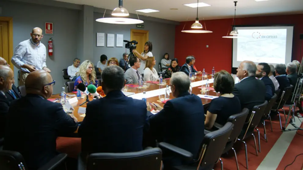Andr&eacute;s Mazaira (de pie) explica el contenido del estudio "O Pol&iacute;gono en cifras" en la Asociaci&oacute;n de Empresarios de San Cibrao.