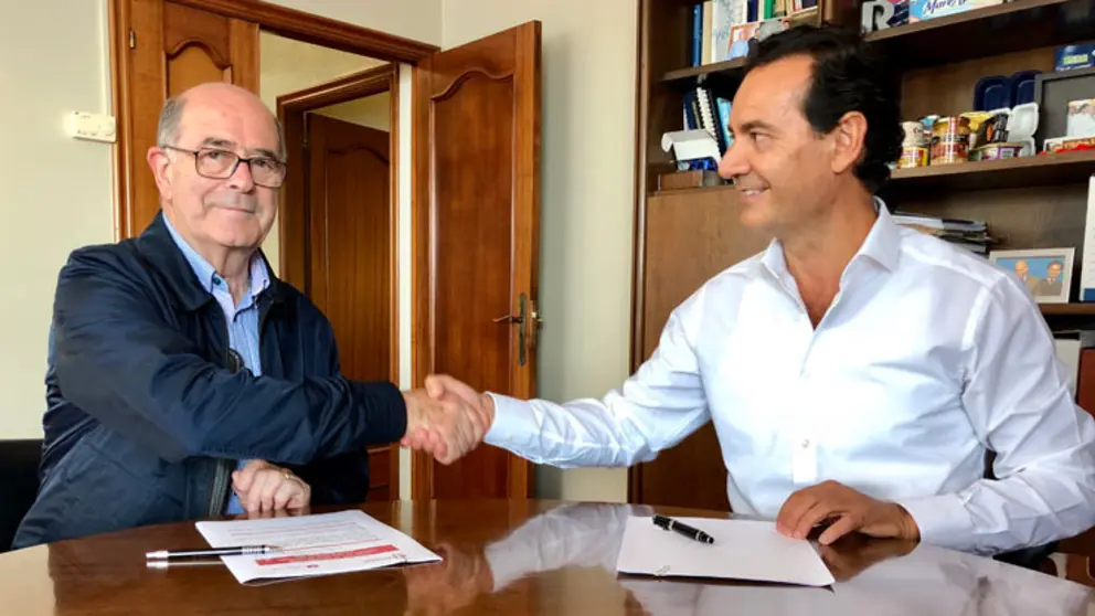 Jos&eacute; Sierra e Jes&uacute;s Alonso asinaron a adhesi&oacute;n de Jealsa &aacute; C&aacute;mara compostel&aacute;.