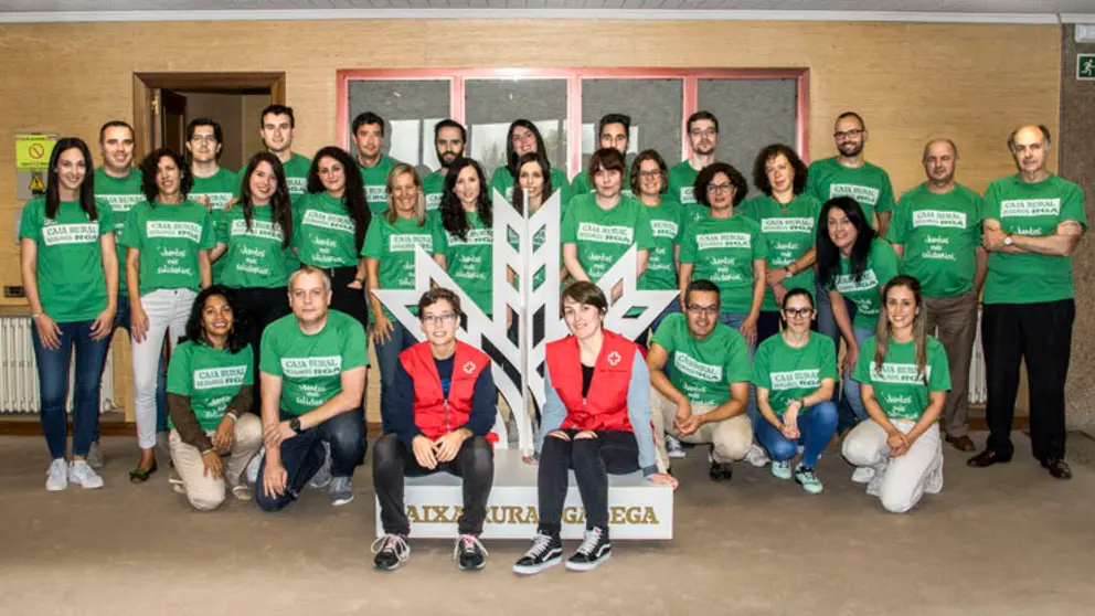 Trabajadores de Caixa Rural Galega en el D&iacute;a de la Camiseta.