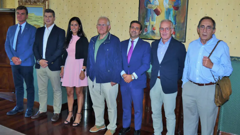 Patricia Garc&iacute;a con miembros del Foro de Entorno Socioecon&oacute;mico del C&iacute;rculo.