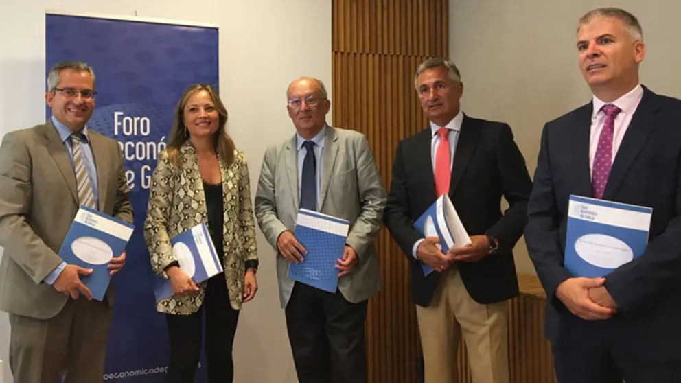 Patricio S&aacute;nchez, Mar&iacute;a Cadaval, Fernando Gonz&aacute;lez Laxe, Jos&eacute; Francisco Armesto y Santiago Lago presentaron el informe del Foro.