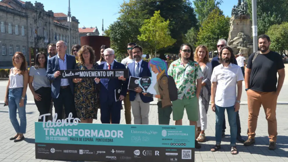 Foto de familia de organizadores e patrocinadores do Pont-Up Store./DUVI.