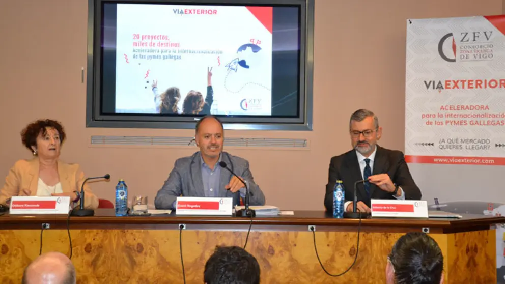 D&eacute;bora Ramonde, David Regades y Antonio de la Cruz en la apertura de la segunda edici&oacute;n de V&iacute;aExterior.