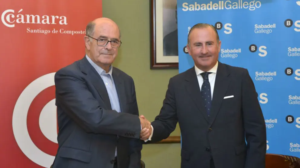 Jos&eacute; Sierra y Pablo Junceda firmaron el acuerdo entre C&aacute;mara de Santiago y SabadellGallego.