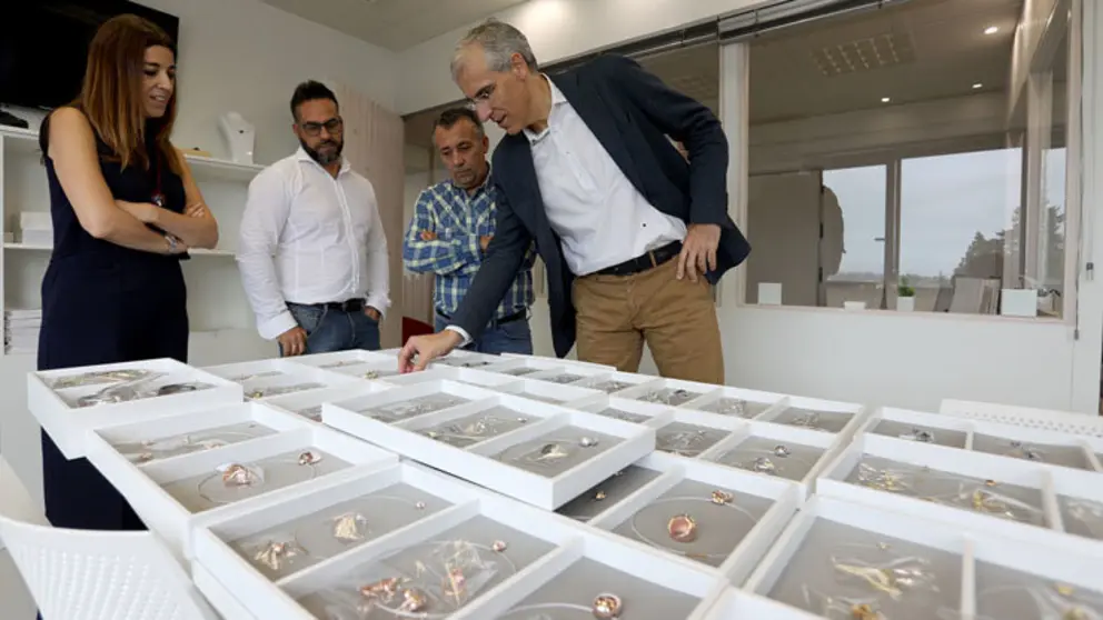 Sol V&aacute;zquez e Francisco Conde visitaron as instalacions do obradoiro artes&aacute;n fink Orfebres