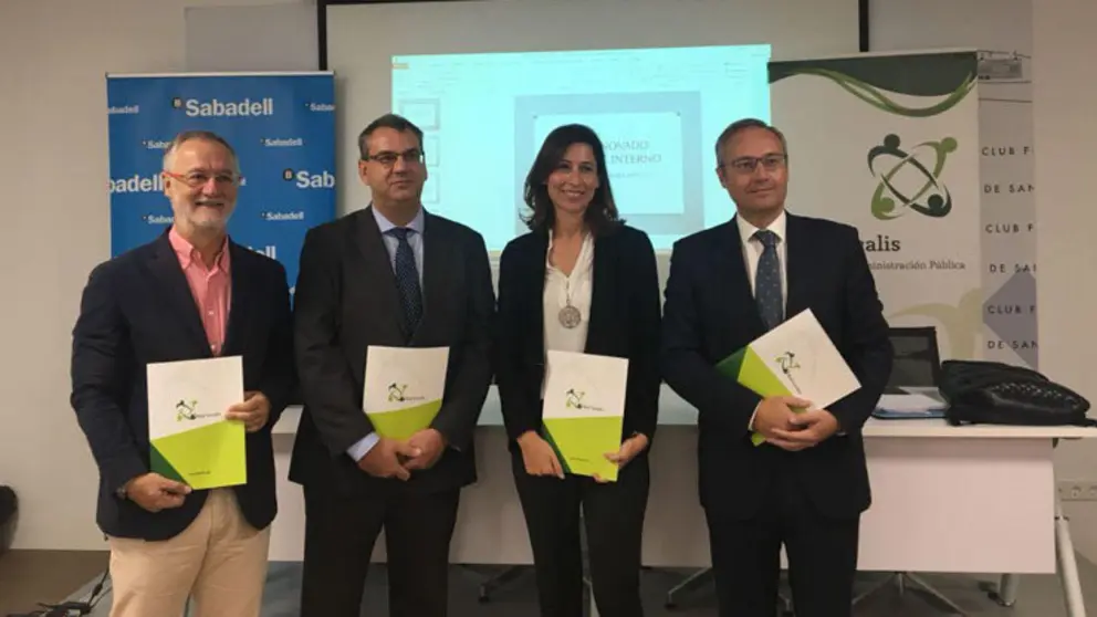 Miembros de la Red Localis presentaron el documento en la sede del Club Financeiro de Santiago.