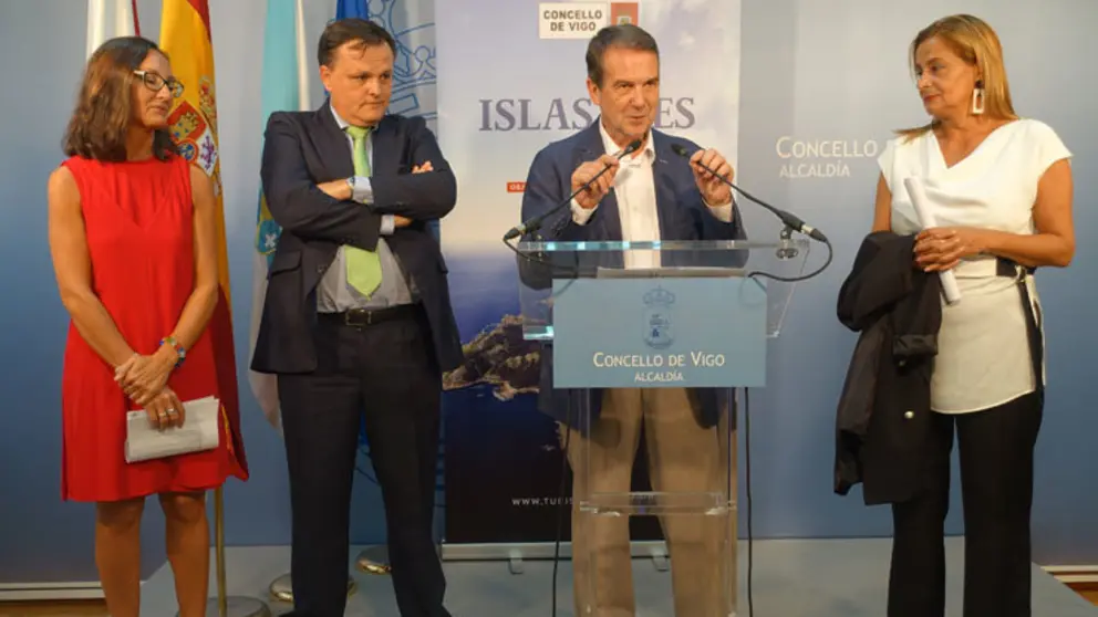 Caterina Ruzza, presidenta do Comit&eacute; de Educaci&oacute;n Financeira da Asociaci&oacute;n de Educadores e Planificadores Financeiros, Diego Esquer, delegado en Galicia de Gesvalt, el alcalde de Vigo, Abel Caballero, y la presidenta de la Diputaci&oacute;n de Pontevedra, Carmela Silva.