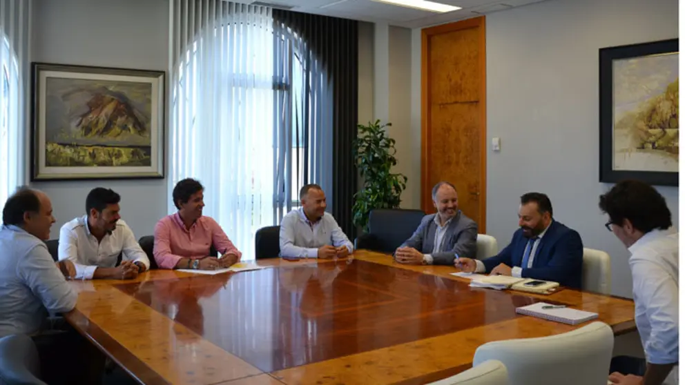 Reuni&oacute;n entre los representantes de los empresarios de A Pasaxe, el alcalde de Gondomar y el delegado de Zona Franca.