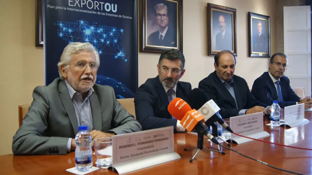 El vicepresidente de la Diputaci&oacute;n de Ourense, Rosendo Fern&aacute;ndez, el vicepresidente de la CEO, Alejandro Cruz, el experto Jes&uacute;s Albizu y el secretario de la CEO, Jaime Pereira./P.L.