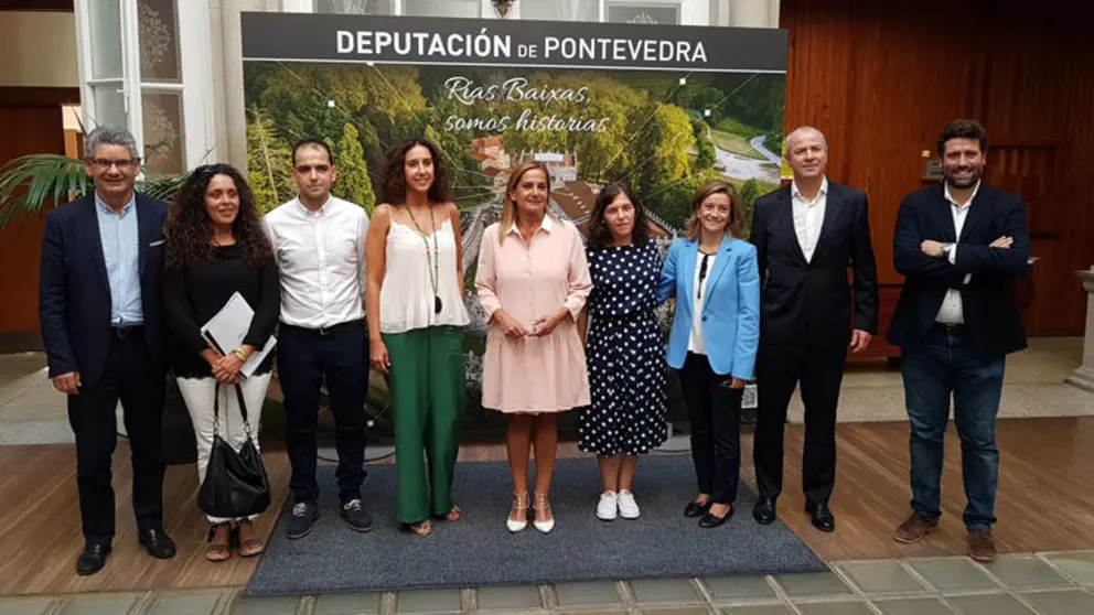 A presidenta Carmela Silva e os deputados provinciais H&eacute;ctor Santos e Javier Dios, cos participantes na aceleradora.