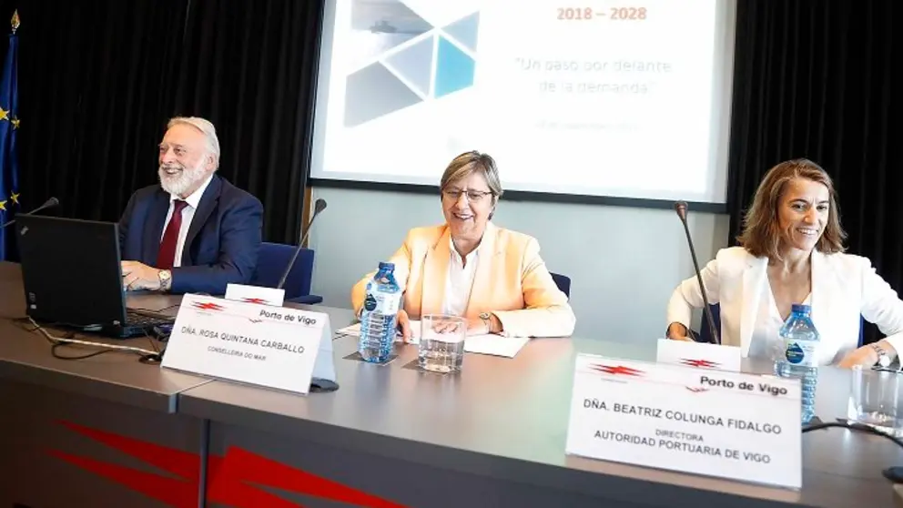 El presidente de la Autoridad Portuaria, Enrique L&oacute;pez Veiga, la conselleira do Mar, Rosa Quintana, y la directora del Puerto, Beatriz Colunga.