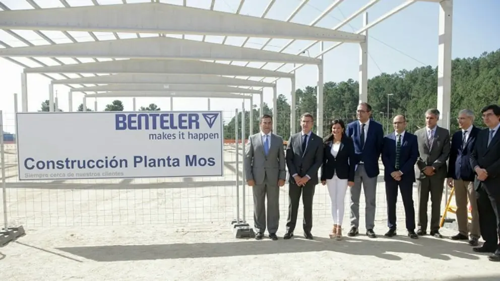 Autoridades y directivos de Benteler en el solar en Mos en el que se levantar&aacute; la planta.