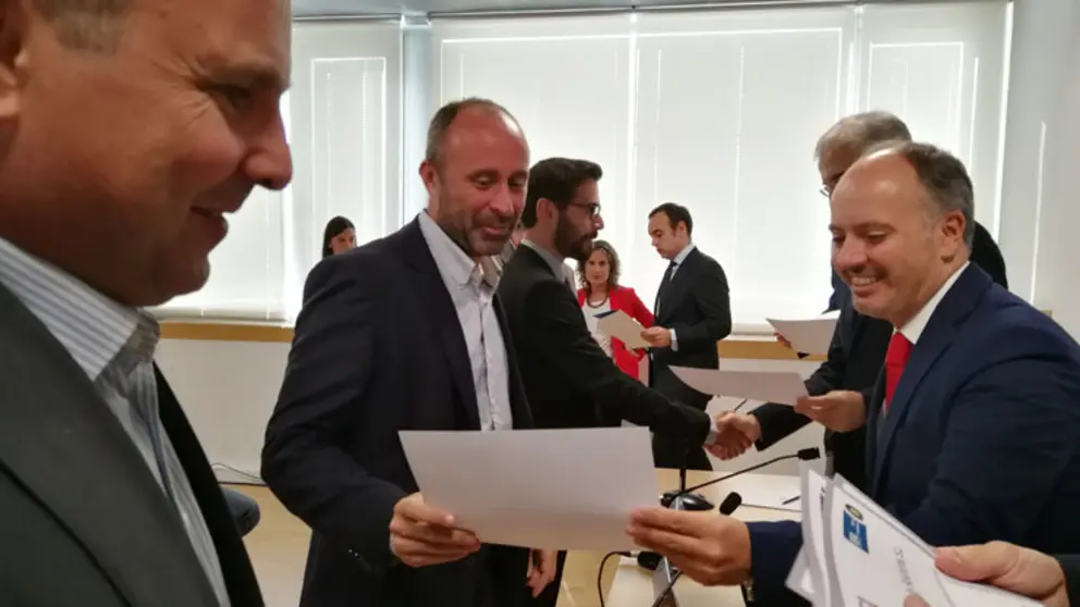 Entrega de diplomas a los 18 proyectos participantes en
la segunda edici&oacute;n de la Business Factory Auto.
