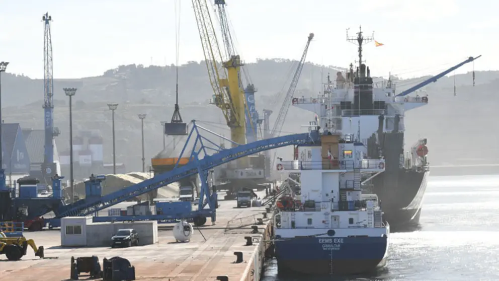 Operaciones de carga y descarga en Punta Langosteira.