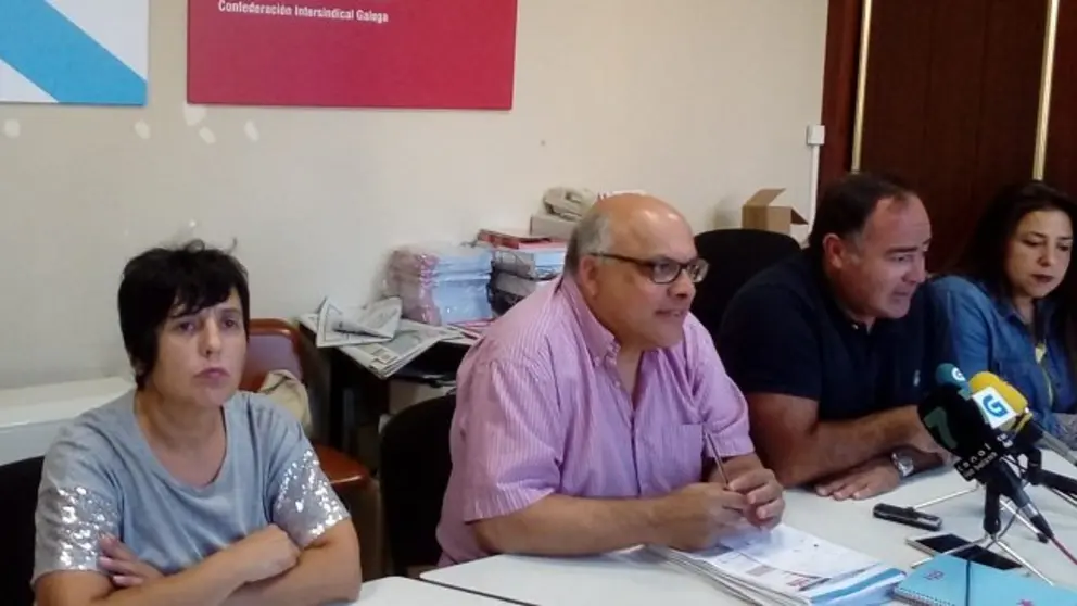 Representantes da CIG, UGT e CCOO na rolda de prensa sobre a negociaci&oacute;n do convenio dos elaborados do mar.
