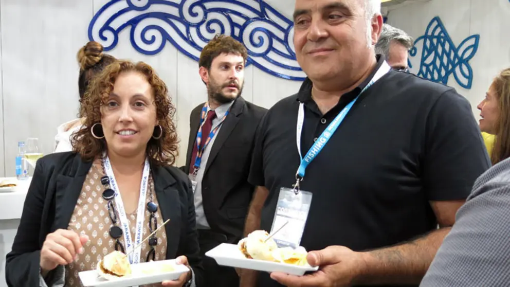 La gerente y el presidente de Orpagu con las hamburguesas de pez espada en su presentaci&oacute;n en Conxemar.