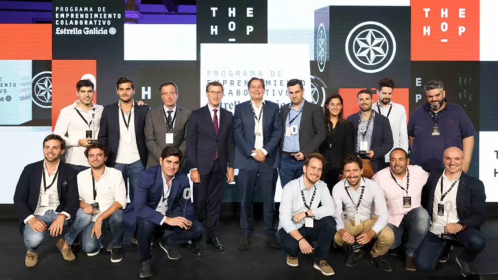 En el centro, Ignacio Rivera, CEO de Hijos de Rivera, junto a Alberto N&uacute;&ntilde;ez Feij&oacute;o, presidente de la Xunta de Galicia, y a su derecha, Santiago Ojea, presidente de Hijos de Rivera, con los ganadores de los Premios The Hop.
