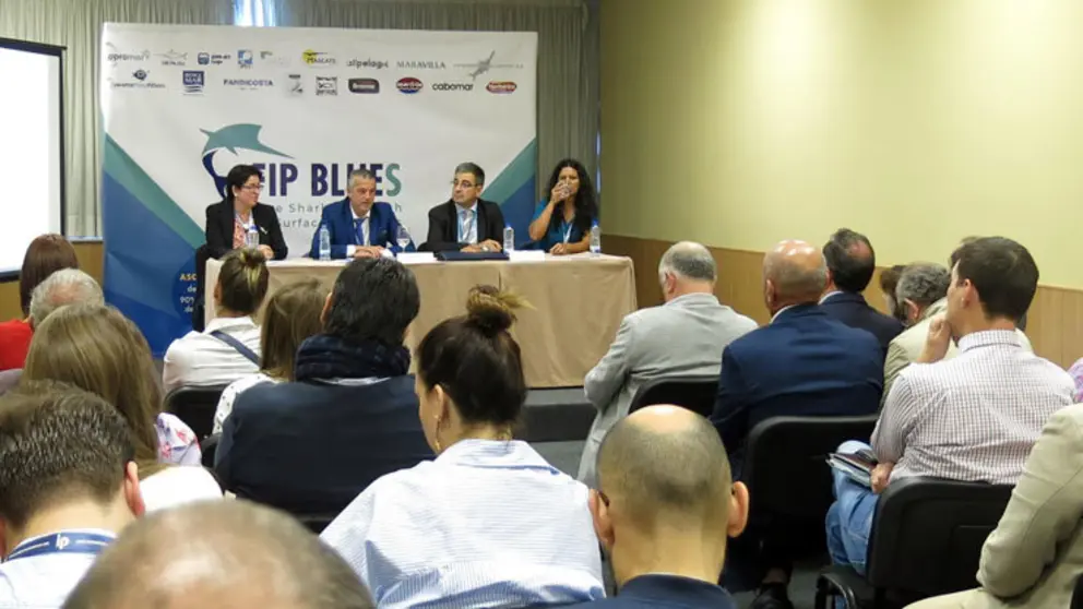 Los representantes de Anecteam y de las asociaciones de armadores Josune Larra&ntilde;aga, Emilio Mart&iacute;nez Cadilla, Edelmiro Ulloa y la t&eacute;cnica Cynthia Silvina Fern&aacute;ndez, presentando FIP BLUES en Conxemar.
