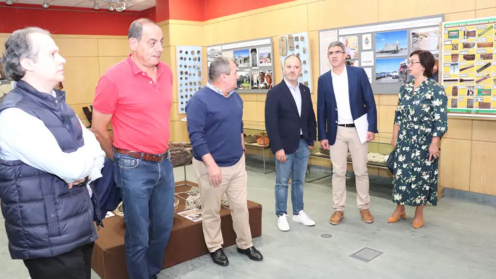 O delegado de Zona Franca, David Regades, xunto ao alcalde da Guarda, Antonio Lomba, e outros membros da corporaci&oacute;n local.