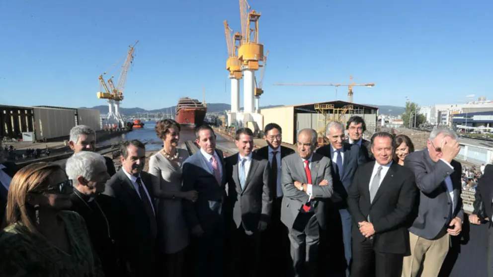 Autoridades en el acto de botadura del crucero que construye Barreras.
