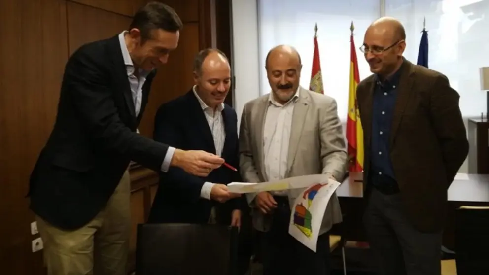 En el centro, el delegado de Zona Franca, David Regades, y el presidente de la CHMS, Jos&eacute; Antonio Quiroga.