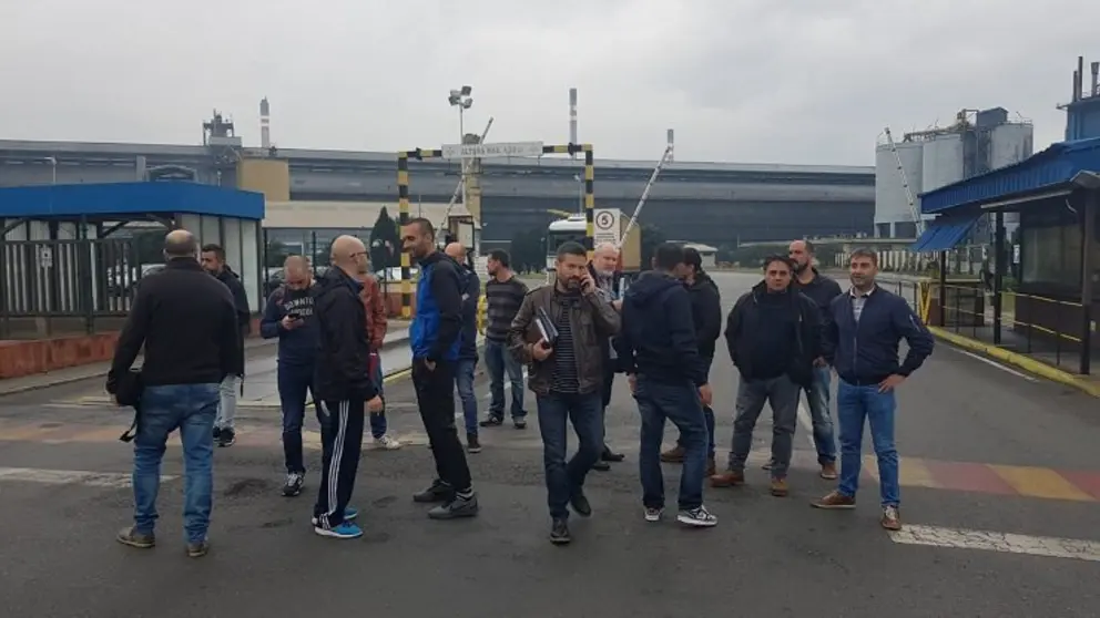 Trabajadores concentrados en la entrada de la f&aacute;brica coru&ntilde;esa de Alcoa.