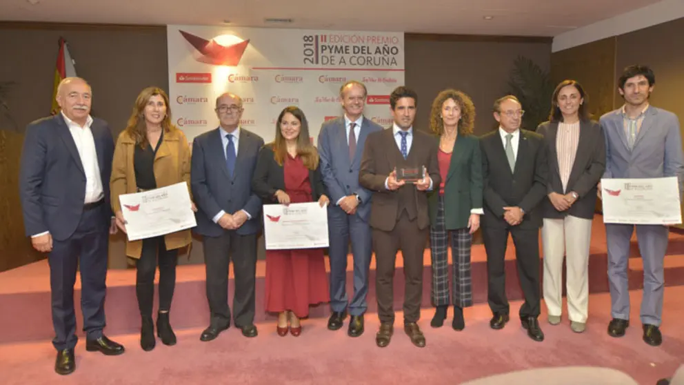 El ganador del Premio Pyme del A&ntilde;o de A Coru&ntilde;a y los premiados con los acc&eacute;sits, junto a los representantes de las entidades convocantes del galard&oacute;n.