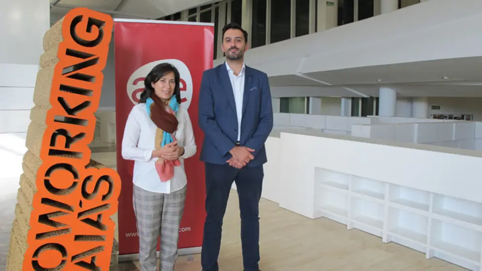 Ana Isabel V&aacute;zquez Reboredo y  Jose Redondo Sampedro renovaron el acuerdo entre la Cidade da Cultura y AJE Galicia.